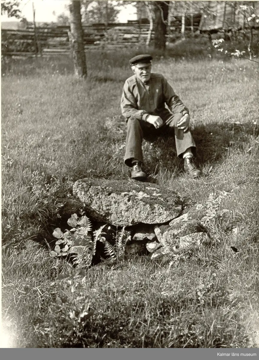 Foto Tage Ekelöf 1945

Offerkälla, troligen med ursprung från 1700-talet, i Övrakulla.

I denna källa återfinner man fragment av stensättning, vilket inte är så vanligt vid dylika källor, som här i grannskapet brukar bestå av naturliga gropar.

Foto Nordiska Museet 436.G.f.