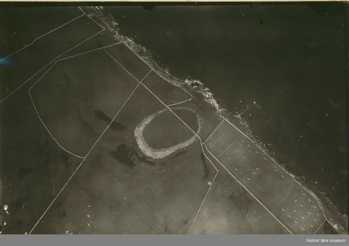 Sandby borg. Flygfoto, höjd cirka 500 meter. Sandby borg är den enda av Ölands fornborgar som ligger vid havet och dessutom har kraftigare mur mot land än mot sjön. Det har spekulerats i att den skulle ha använts av anfallare från öst som brohuvud.