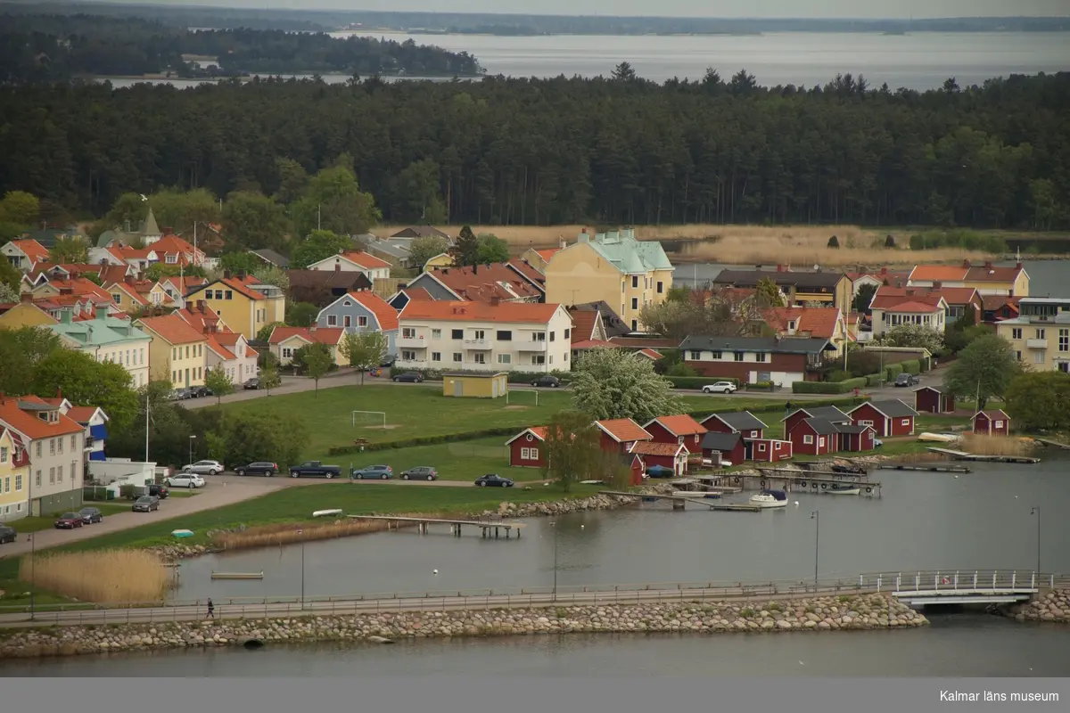 Stadsdelen Ängö, sjöbodar med båtbryggor vid  Ängö hamnbassäng.
I förgrunden Varvsbron.
Under fasadrenoveringen av delar av Ångkvarnen 2014 fick Kalmar läns museums fotograf möjlighet att ta foton från byggnadsställningarna runt tornet. Så här såg centrala Kalmar ut från 60 meters höjd den 14 maj 2014.