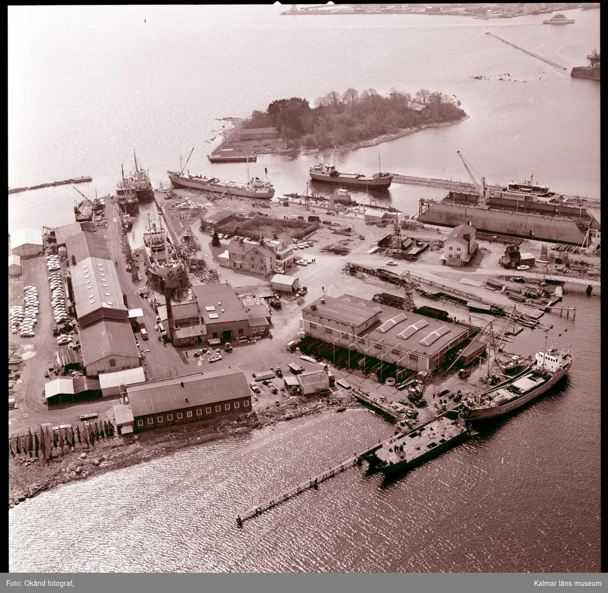 Kalmar varv
Varvsholmen från luften. Kvarnholmen till höger utanför bild. Den mindre ön är Laboratorieholmen.