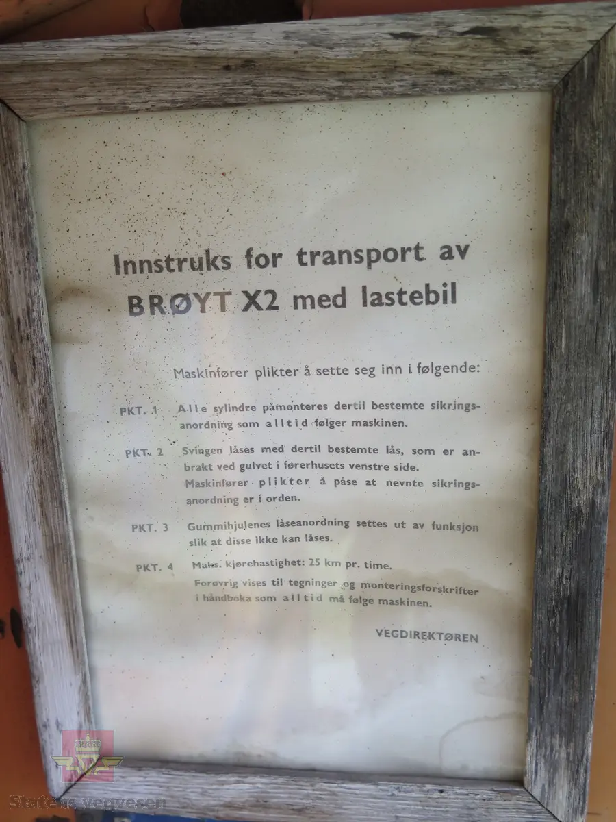 Gravemaskin, hjulgående. 2 jernhjul foran og 2 gummihjul bak. Maskinen er oransje med svart sete. Motoren er en 4-sylindret dieseldrevet type fra Perkins. Gravemaskinen var ikke selvgående, men forflyttet seg med gravearmen under arbeid. Ved transport mellom arbeidsstedene hektet en skuffen i lasteplanet og løftet opp "forhjulene" slik at den ble transportert som en henger.