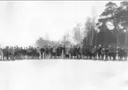 Karlsborg, Realskolan år 1922. Skidutflykt med lärarna Alfred Eklund och Else Karlsson. 3 st förstoringar 30 x 40 och 1 st 36 x 50 cm. Neg finns.