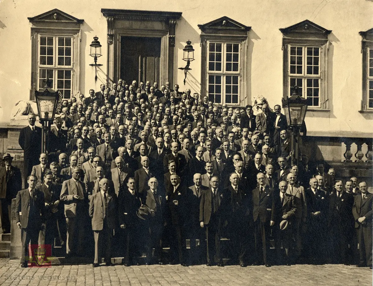 Konferanse i Danmark.  Fra venstre stående på brosteinen i første rad: Andreas Baalsrud nr. fire og Arne Olai Korsbrekke nr. 8 som etterfulgte Baalsrud, og var vegdirektør i perioden 1945-1948.