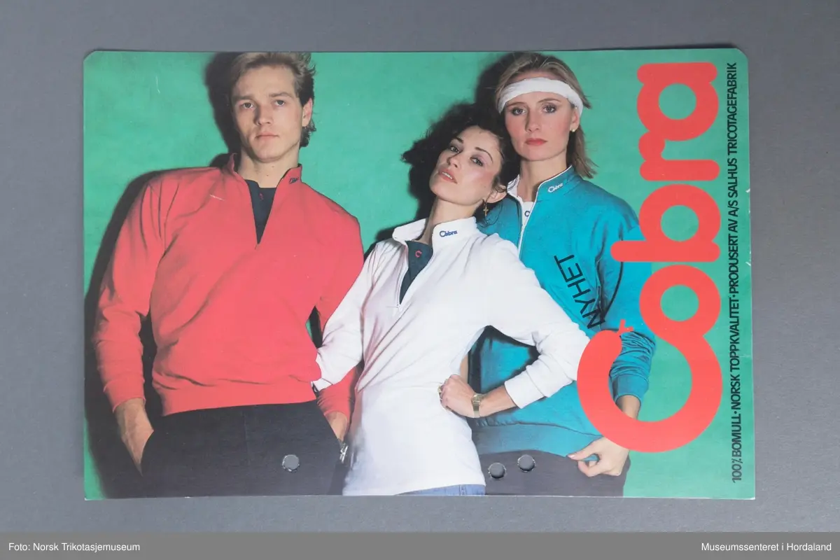 Papirinnlegg med produktinformasjon og vaskeanvisningar, til plagg i merket Cobra. Cobra blei lansert som eit nytt merke for fritidsplagg frå Salhus Tricotagefabrik i 1982.

"Har du sett de andre plaggene i den fargeglade Cobra-familien?"