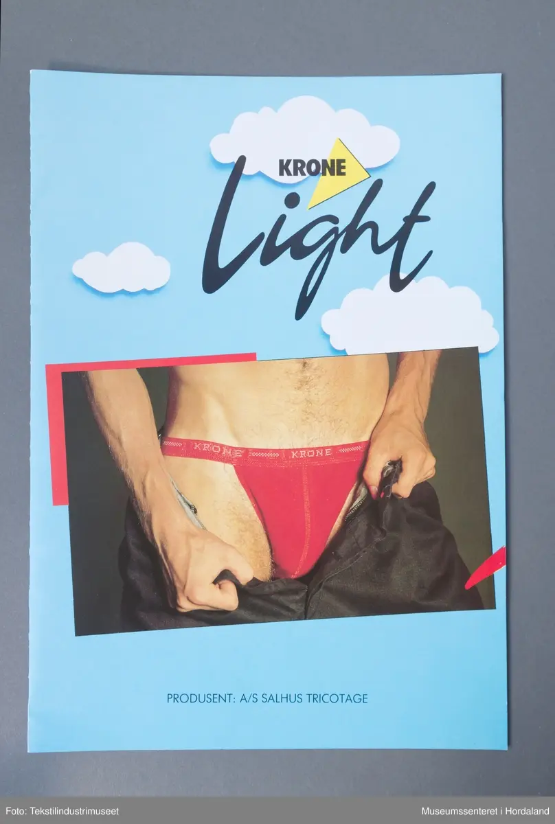 Reklamebrosjyre for produkt i Krone Light. Krone var det mest kjende merket til Salhus Tricotagefabrik, og Krone Light var ein "lett og luftig" ny kolleksjon:
"Høstens store nyhet fra Salhus Tricotage heter Krone Light. Kolleksjonen består av truser, longs og T-skjorter i lette, behagelige bomullsstoffer. Som du ser av tegningene under, er der mye å velge mellom. Fra den nye Tanga-trusen, via mini, midi og maxi til den amerikanske shorts truse-typen. På kjøligere dager er Krone Light-longsen ideell. T-skjorten er etter vår mening det beste som har vært levert fra Salhus Tricotage."