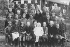 Mölltorp, Gälsebo skola år 1932. Klasserna 1, 3 och 5 utanför skolan. 3 st förstoringar 28 x 40 cm. Neg finns.