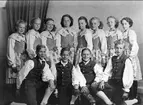 Karlsborgs folkdanslag, ungdomslaget omkr 1947 - 48. För namn se bilaga till 53885. Förstoring 28 x 38 cm. Neg finns.