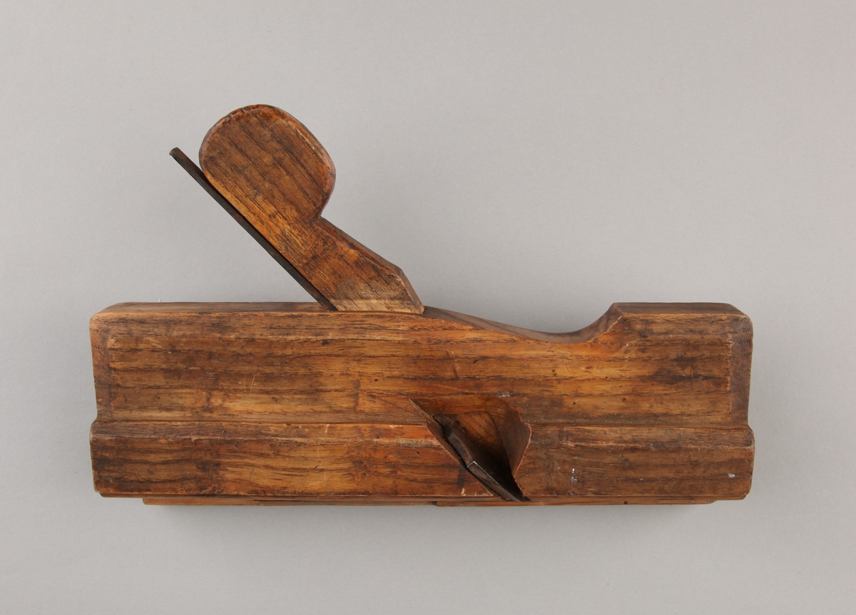 Listhøvel i tre og jern. Med knivblad og håndtak.