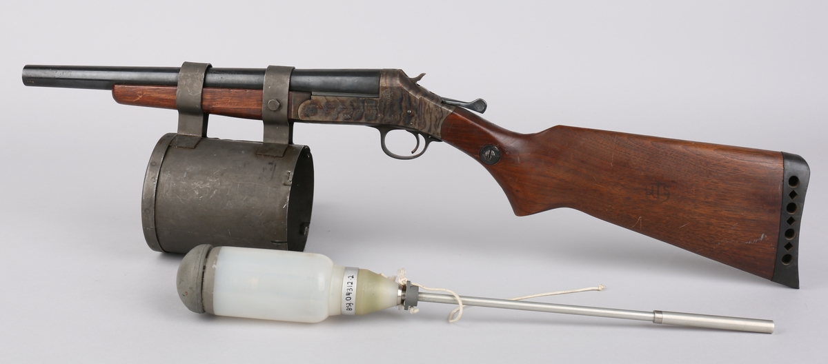 Redningsgevær med lykt og utskytningslinebeholder. Spesialkonstruert redningsgevær som kan skyte ut en line fra ett fartøy til ett annet.