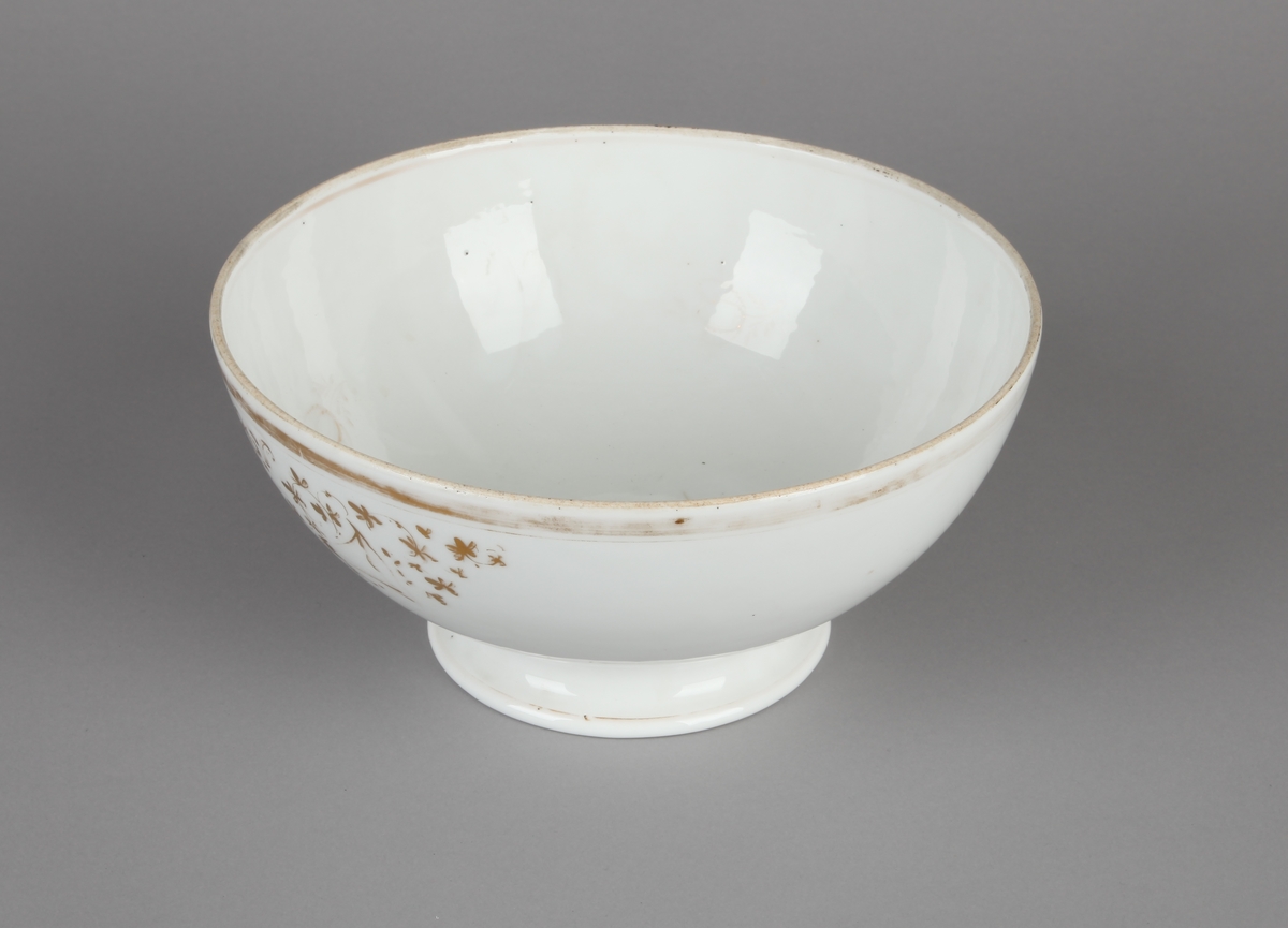 Bolle, i flere farger av en engelsk brigg ved Helsingør slott. Noe avslitt gulldekor.