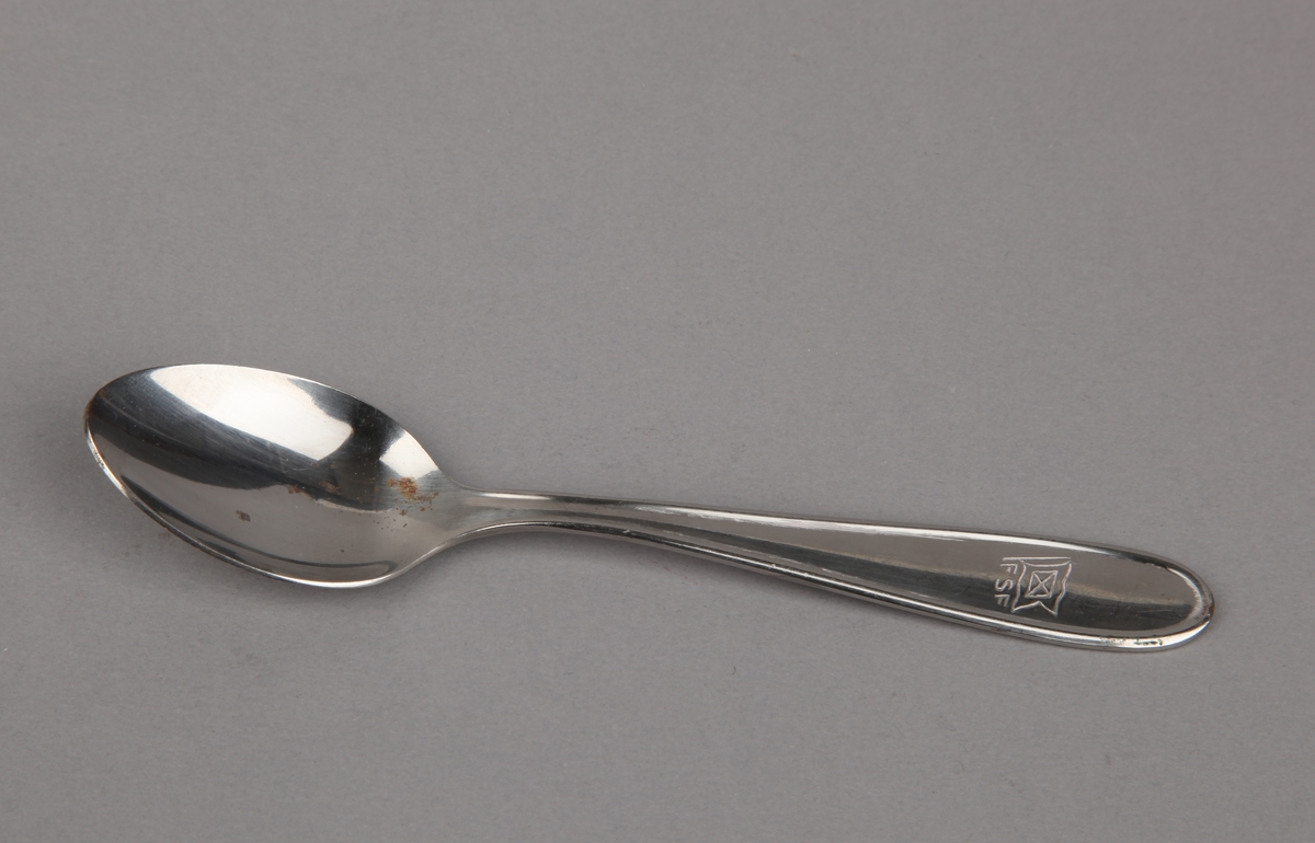 Teskje med rederiflagg FSF inngravert.