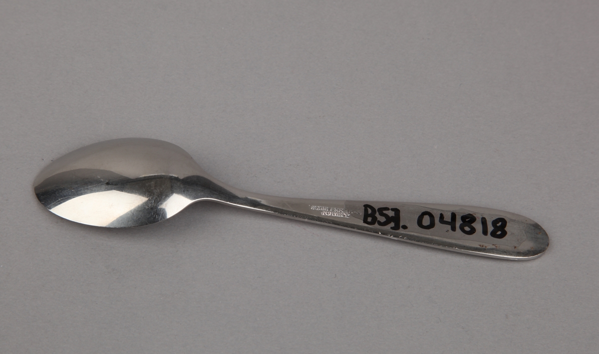 Teskje med rederiflagg FSF inngravert.