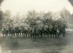 Grupporträtt av en officer och soldater vid Gotlands artillerikår A 7 på Tofta Gotland, 1928.