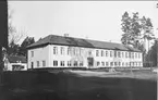 Exteriörbild, Forsviks skola, byggt år 1948. Förstoring 25 x 38 cm. Neg finns.