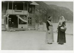 Inger Maria Langedrag og Maria Sveriplassen.