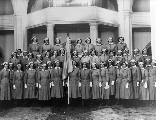 Högtid för lottor i Garnisonskyrkan. Kortet finns i plastad samlingspärm - S L K 1934 - 1976. (Pärmen finns under inv nr 53952). Neg finns.