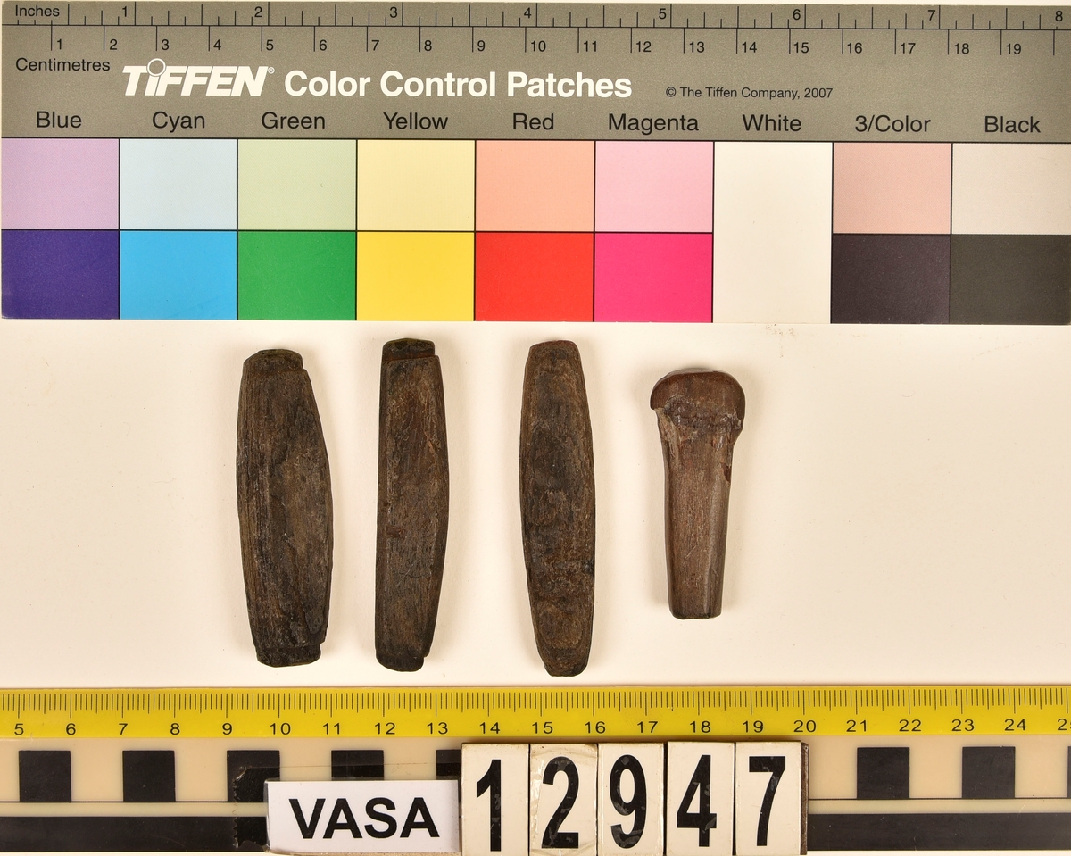 Nätflöten. 4 st. 
Tre stycken är av trä och ett är av ben.