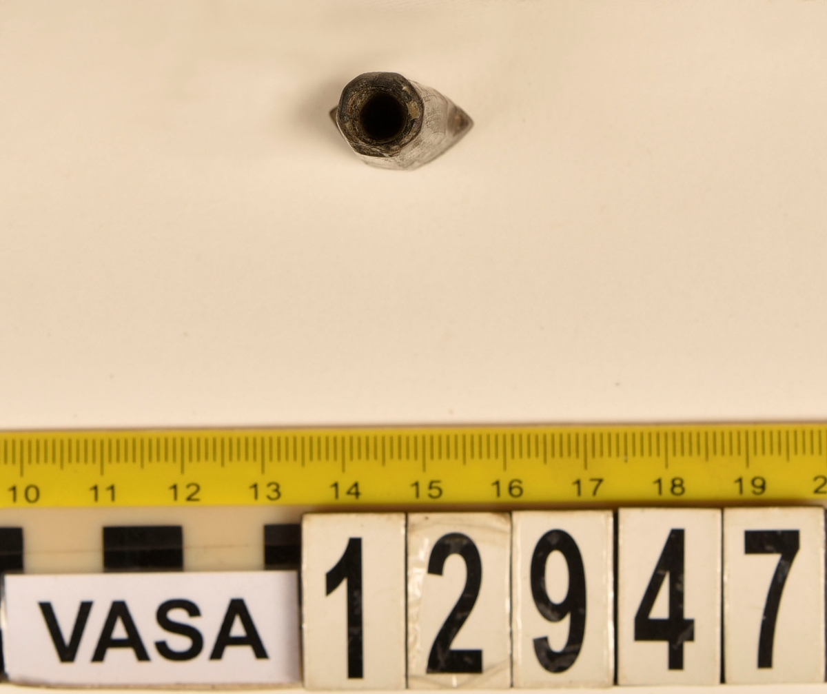 Nätflöten. 4 st. 
Tre stycken är av trä och ett är av ben.