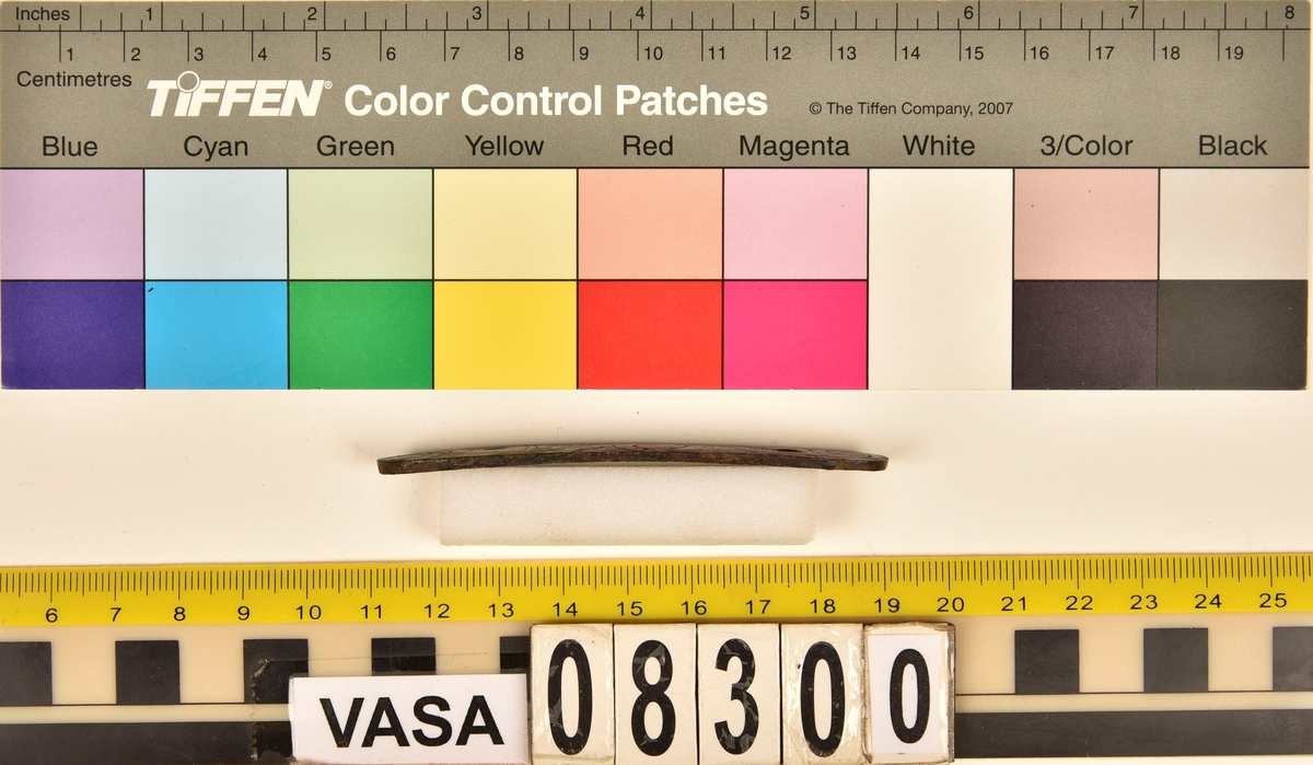 Avlångt beslag av ben med stiliserat rankornament. Graverad.