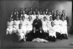 Karlsborg. Konfirmation år 1924 med garnisonspastorn, kyrkoherde John Särner. Neg finns.