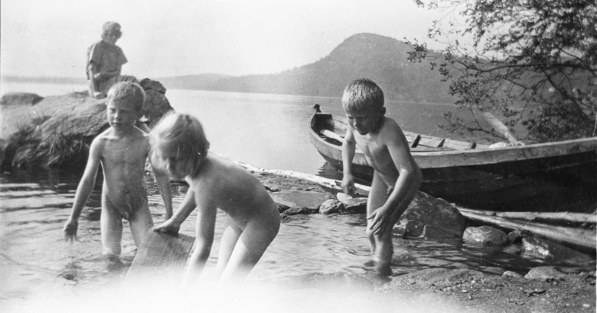 Barn, båt, naturforhold. 