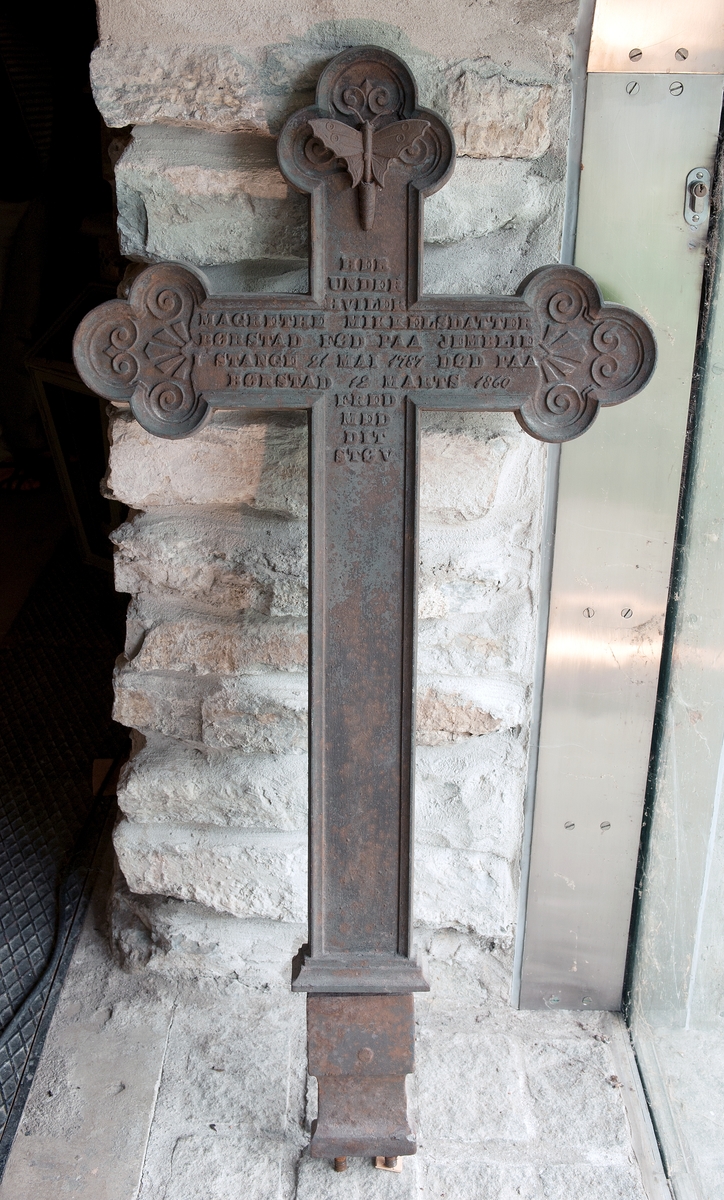 Gravkors, støpejern, fra Vang kirkegård OF 8674. Innskrift, "Her  under hviler Magrethe Mikkelsdatter Børstad, født på Jemblie i Stange 21. mai 1787, død paa Børstad 18 marts 1860.