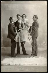 Johanne Dybwad bæres på gullstol.