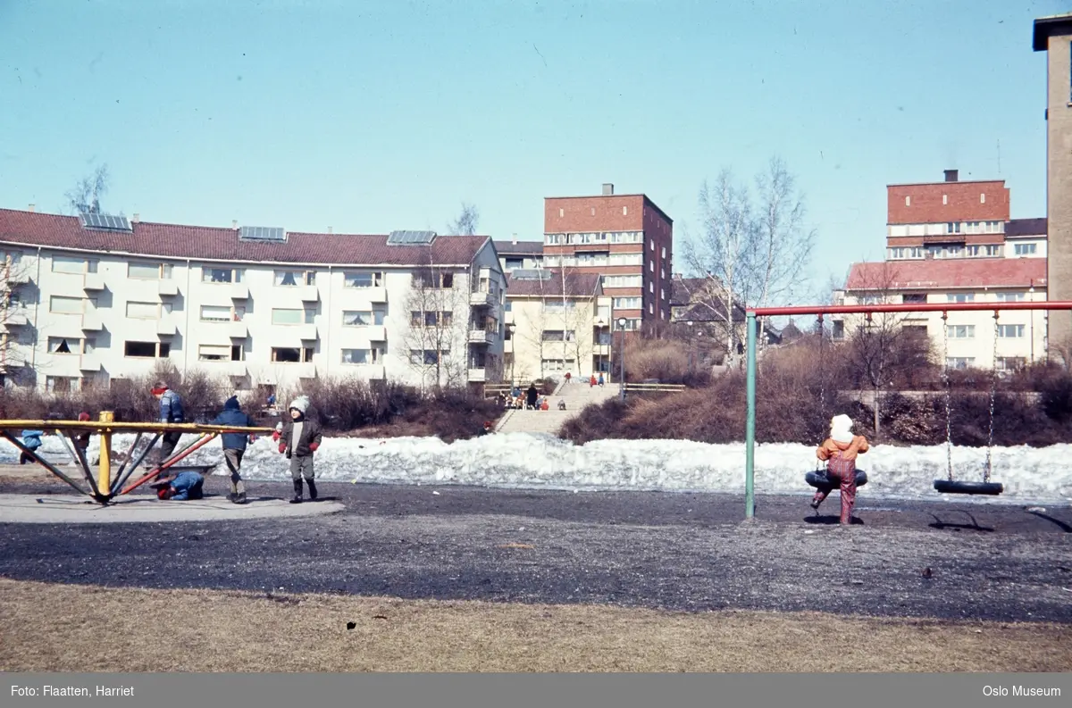 park, lekeplass, barn, boligblokker, snø