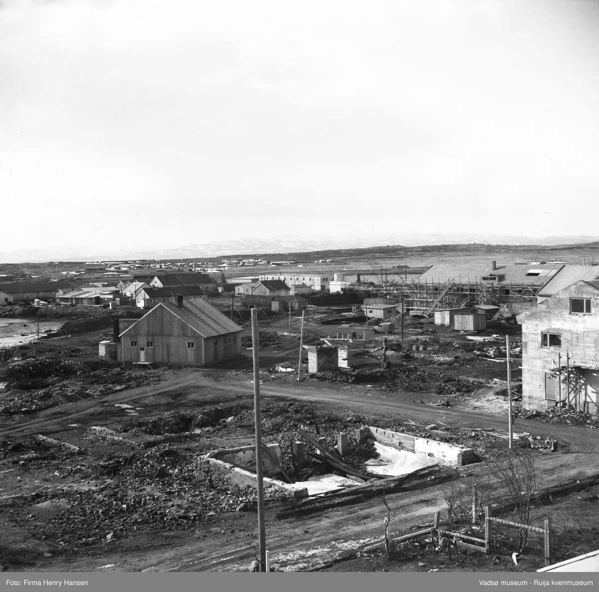 Vadsø by sett fra øst, 1949. Vi ser øya langt i bakgrunnen og sentrum i forgrunnen.