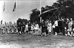 Lottor medverkar vid svenska flaggans dag på Moliden. Kortet finns i plastad samlingspärm - SLK 1934 - 1976. (Pärmen finns under inv nr 53952). Neg finns.