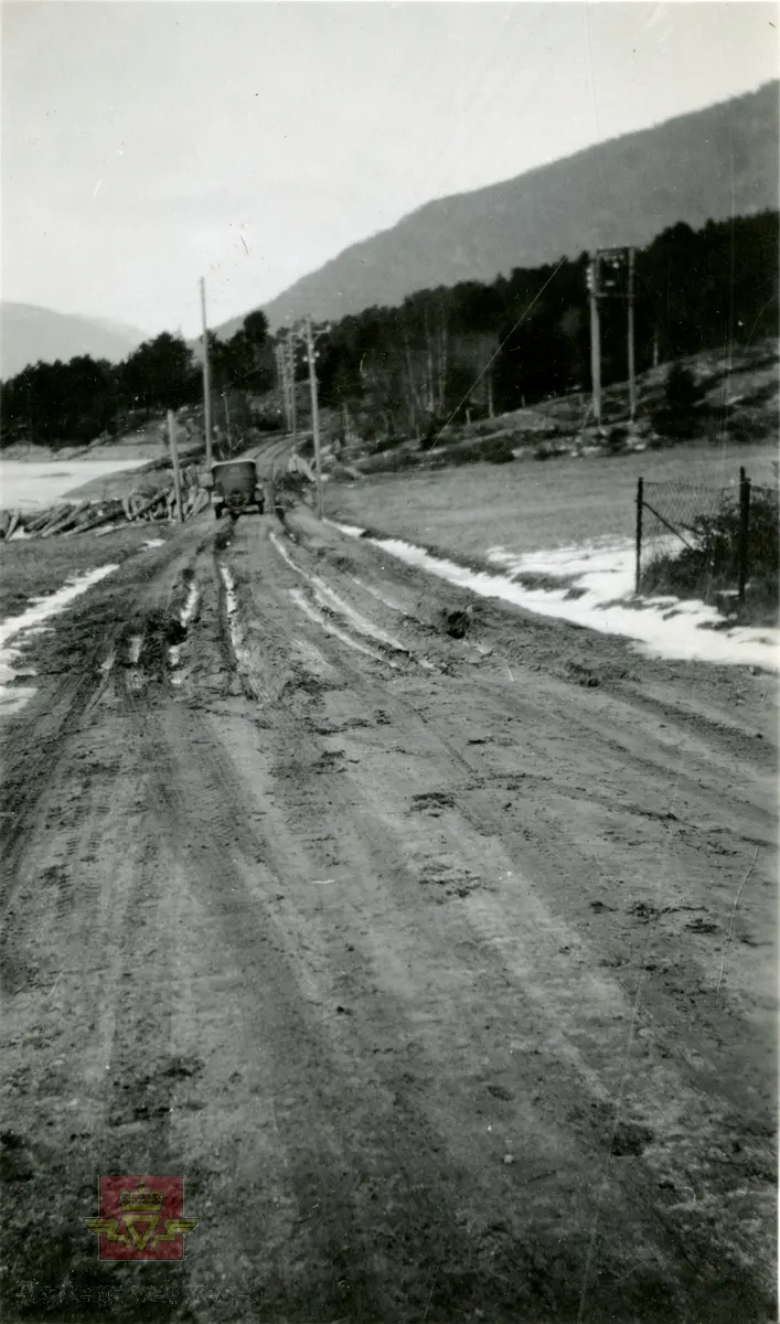 Teleløsning. Bla med pilen til høyre og se flere bilder. 
Bilde 1: Overgang fra ny veg til gammel veg ved Grenna, Bygland 1. april 1930.  I 1929 tilhører denne bilen lensmann Aa. Haugan i Bygland. En Ford med kjennetegn I-2530. 
Bilde 2: Ved Neset, Bygland, 1. april 1930.  NVM 00-F-36049 
Bilde 3: Ved Grenna, Bygland 1. april 1930.  NVM 00-F-36050
Bilde 4: Ved Rakkenes, Bygland 1. april 1930.  Fotonr: NVM00F36051
Bilde 5: Ved Nils Tønnesen ovenfor Langerak, Bygland 1. april 1930.  Fotonr: NVM00F36052