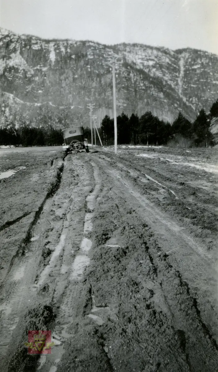 Teleløsning. Bla med pilen til høyre og se flere bilder. 
Bilde 1: Overgang fra ny veg til gammel veg ved Grenna, Bygland 1. april 1930.  I 1929 tilhører denne bilen lensmann Aa. Haugan i Bygland. En Ford med kjennetegn I-2530. 
Bilde 2: Ved Neset, Bygland, 1. april 1930.  NVM 00-F-36049 
Bilde 3: Ved Grenna, Bygland 1. april 1930.  NVM 00-F-36050
Bilde 4: Ved Rakkenes, Bygland 1. april 1930.  Fotonr: NVM00F36051
Bilde 5: Ved Nils Tønnesen ovenfor Langerak, Bygland 1. april 1930.  Fotonr: NVM00F36052