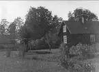 Karlsborg, gammal bebyggelse i Mosskärr, skola. 2 st förstoringar 29 x 33 cm. Förstoring 30 x 34 cm. Neg finns.