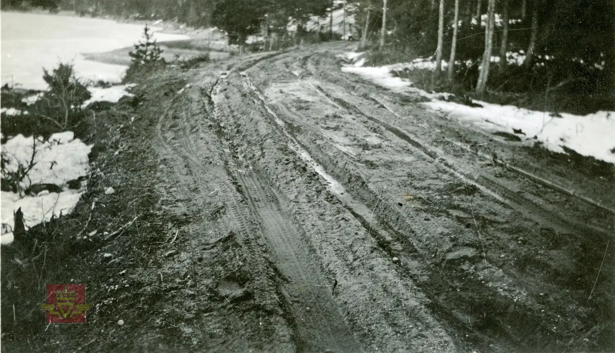 Teleløsning. Bla med pilen til høyre og se flere bilder. 
Bilde 1: Overgang fra ny veg til gammel veg ved Grenna, Bygland 1. april 1930.  I 1929 tilhører denne bilen lensmann Aa. Haugan i Bygland. En Ford med kjennetegn I-2530. 
Bilde 2: Ved Neset, Bygland, 1. april 1930.  NVM 00-F-36049 
Bilde 3: Ved Grenna, Bygland 1. april 1930.  NVM 00-F-36050
Bilde 4: Ved Rakkenes, Bygland 1. april 1930.  Fotonr: NVM00F36051
Bilde 5: Ved Nils Tønnesen ovenfor Langerak, Bygland 1. april 1930.  Fotonr: NVM00F36052