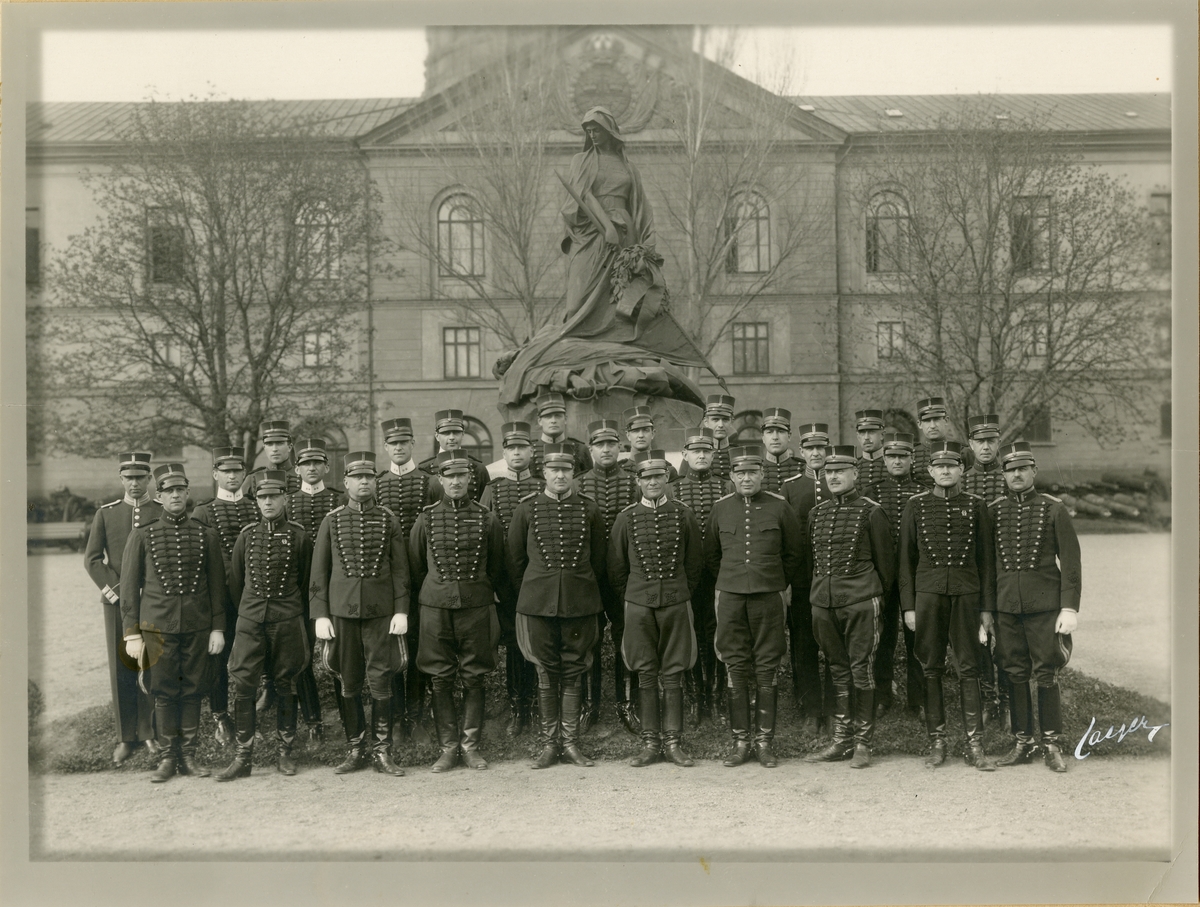 Grupporträtt av officerare samlade framför Theodor Lundbergs Poltava-monument utanför Armémuseum.