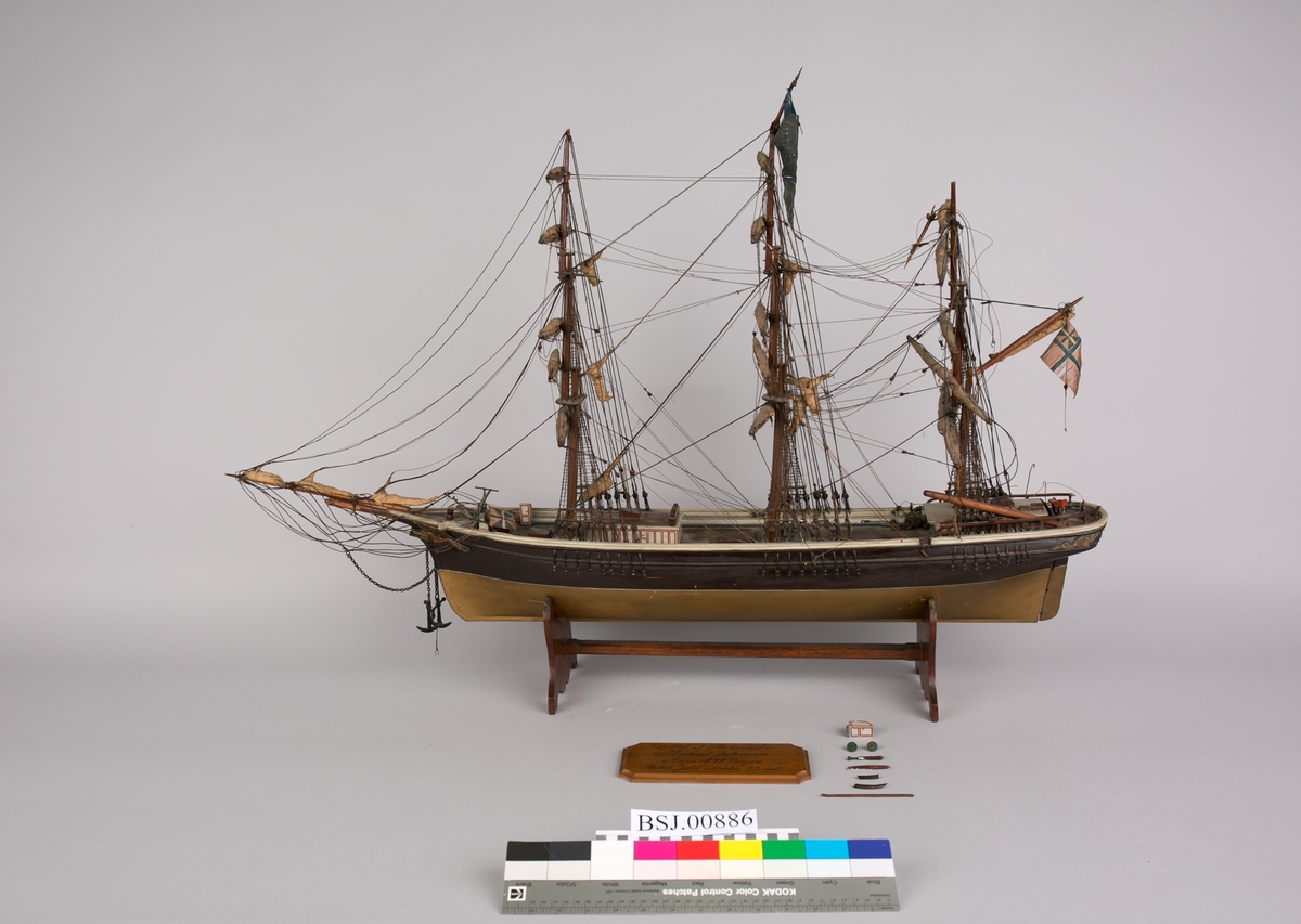 Helmodell av fullrigger JUDIT. Målestokk 1:72. Blått kjenningsflagg. Modellen er riggen og er beslått med seil. Skitten og med mange løse deler, deler av riggingen er knukket.