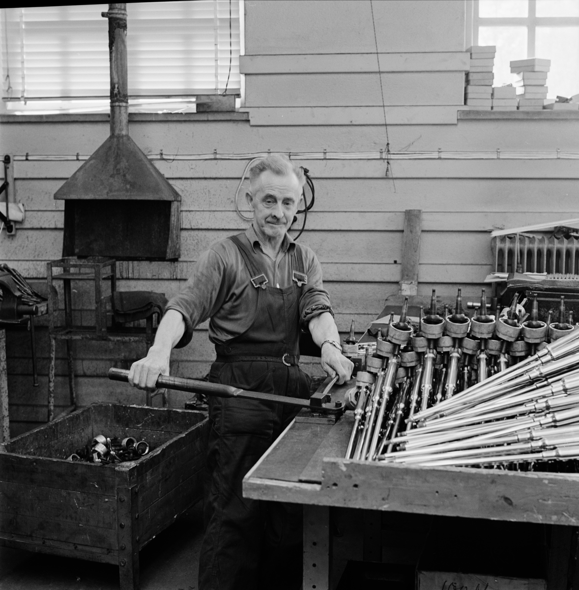 Tillverkning av fordonsdelar vid Nymanbolagen AB, avdelning för funktionsnedsatta, Uppsala 1964