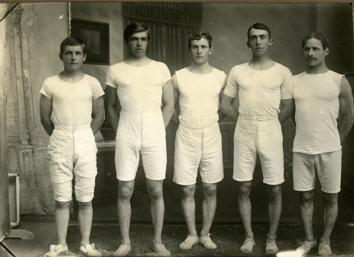 Turnlaget "Trygg"
Fra venstre: Ole Holt (1897 - 1987), Jon Sørby (1895 - 1972), Olaf Nerhagen (1889 - 1928), John Kveen (1894 - 1955) og Thorbjørn Norby (1884 - 1973)