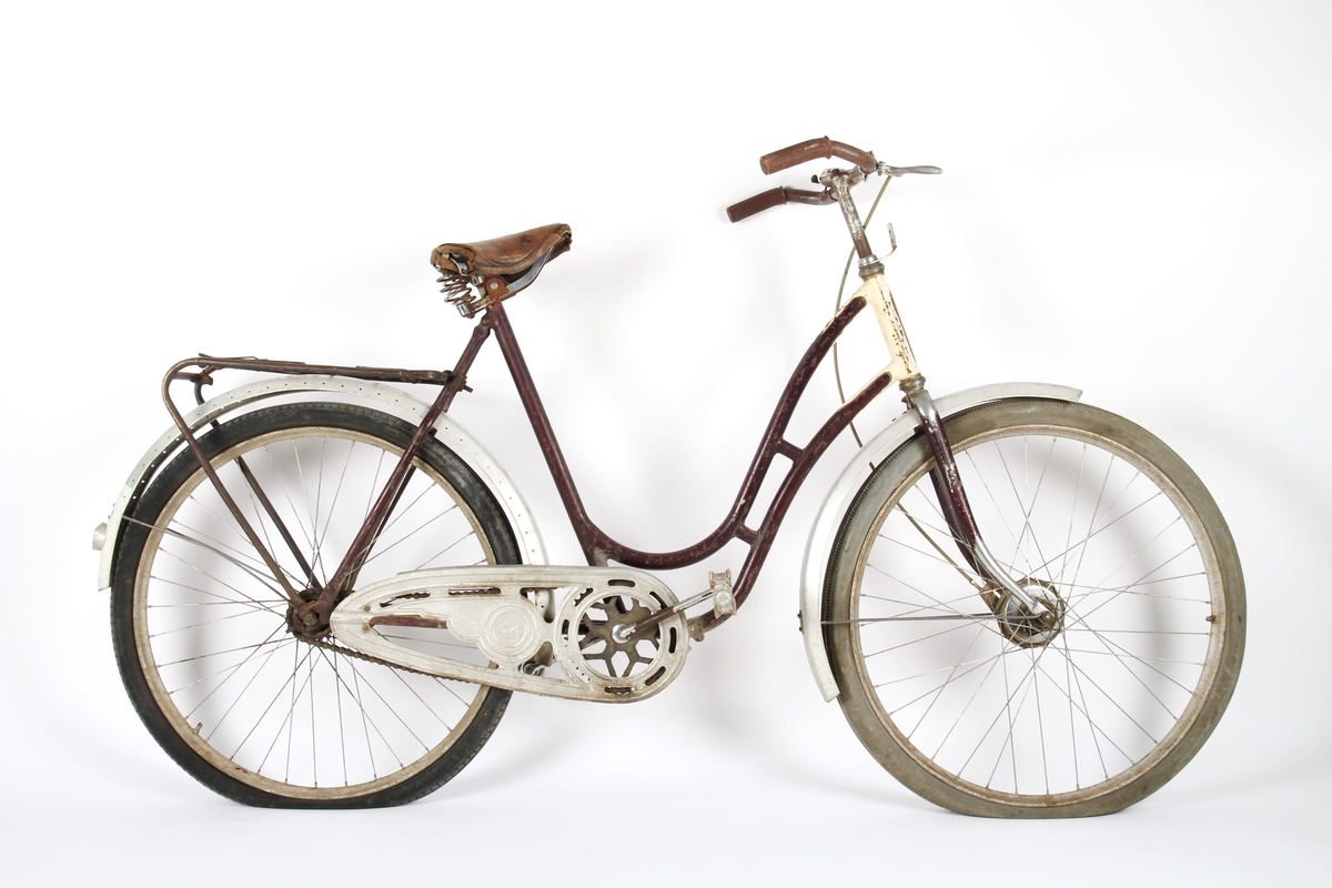 Svartlakkert damesykkel.