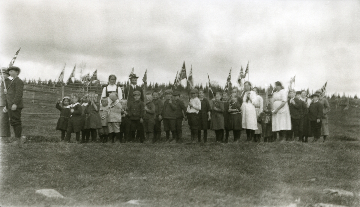 17.mai-tog (barnetog) i Galåsen. Fra venstre: Ingebjørg Buflod f. Galaasen (19/5 1915 - 1999), bak henne Maalfrid Galaasen (21/2 1914), sammen m/Maalfrid går Jøran Galaasen g. Bjørseth (1913). Ragnar Kvile (1915) bak J.G. Oddgeir Galaasen (1916) nr. 2 fra R. Kvile, etter han med handa. Nr. 2 etter Oddgeir, Martin Galaasen (1911). Olav Galaasen (22/8 1910) like bak Martin.