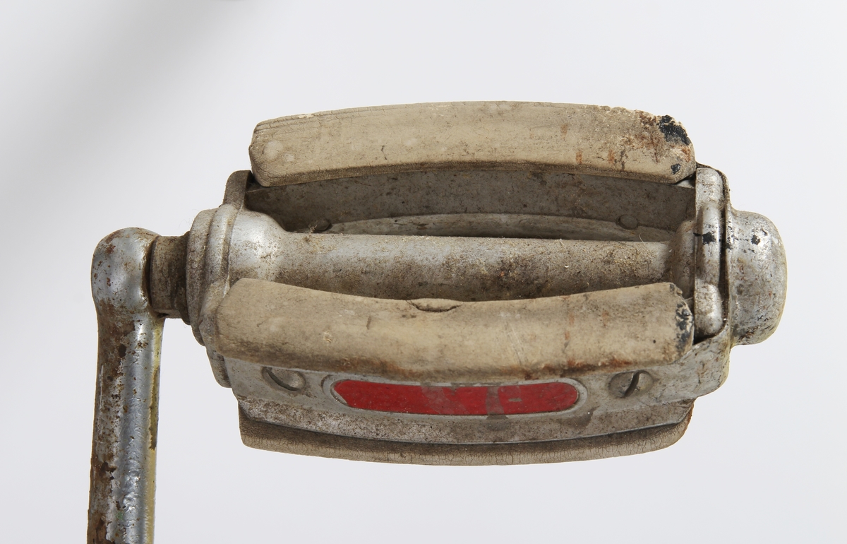 Svartlakkert damesykkel.