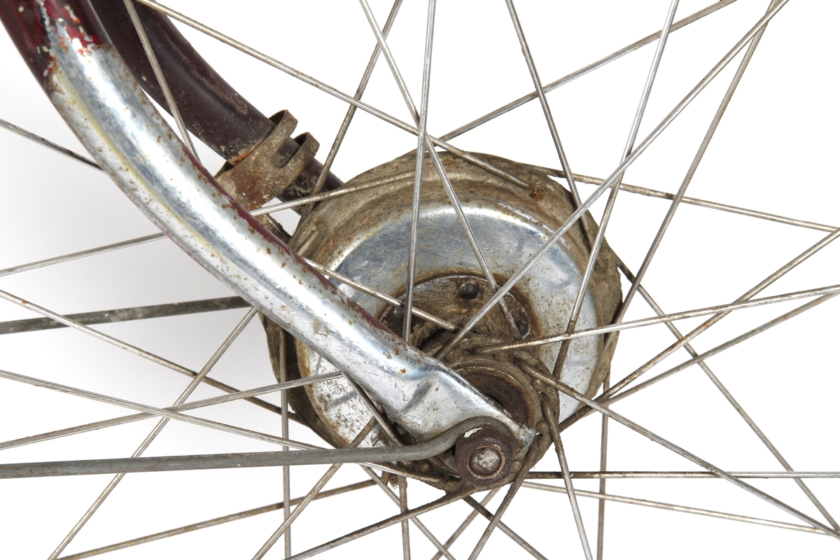 Svartlakkert damesykkel.