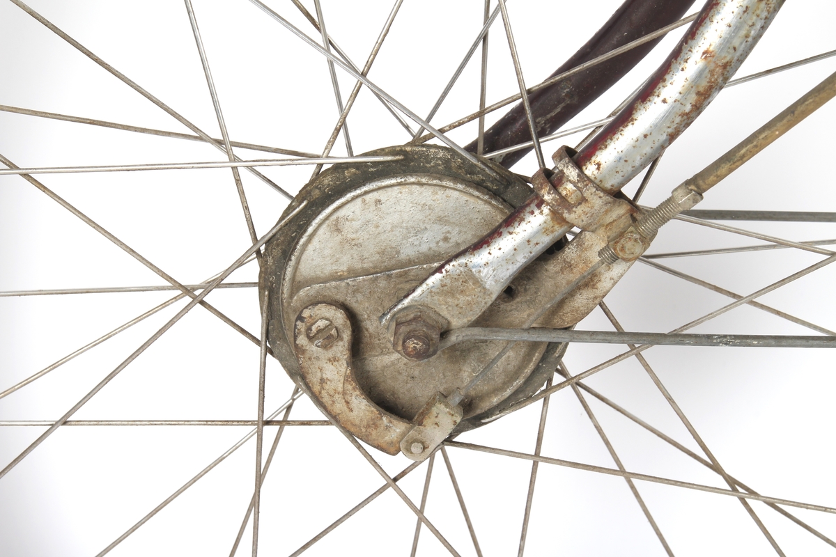 Svartlakkert damesykkel.