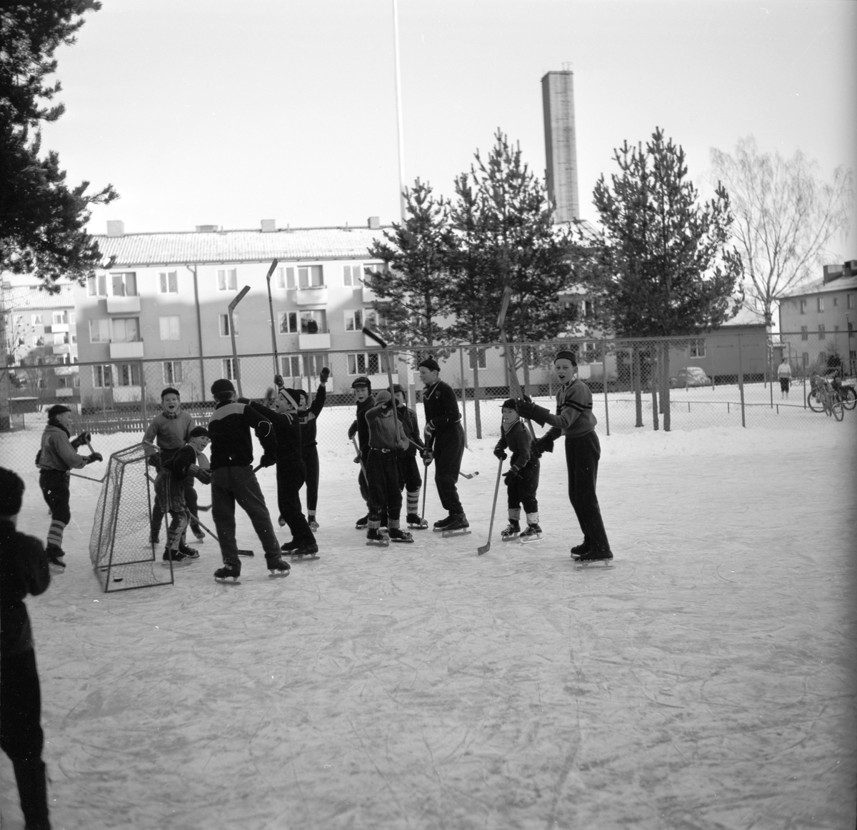 Skridskoåkning och hockespel på Kristinaplan i Gävle, 1957.