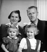 Algot Lindberg med familj, Hemlingby. Foto i november 1945.