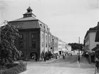 Hyttgatan i Sandviken. Från vänster på bilden, Folkets Hus med biografen Rex och Oskaria skoaffär följt av Sagabiografen.