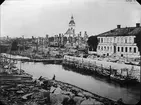 Norra Strandgatan i Gävle, efter branden 1869.

Bergrenska gården (kvarteret Lyktan) och kyrkan står kvar.