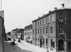 Drottninggatan. mot väster, i hörnet av Norra Centralgatan.