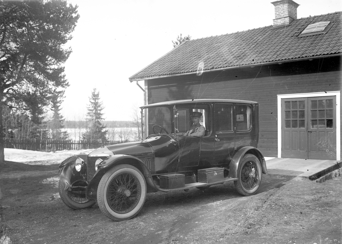 Bil med chaufför. En X30 1914 Minerva 30-36hk 6 pers.Korsnäs AB Gävle .Bilen fick reg.nr. X30 1916 och hade troligtvis ett A som reg.nummer tidigare. Denna kaross byggdes i tre exemplar på Nordbergs karosseriverkstad i Stockholm, den ena "köptes" av Gustav V och hade en välvd framruta som var mycket ovanligt på den tiden.