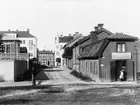 Byggmästargatan 1905, vid hörnet av Ruddamsgatan. T.h. kv Rudan, t.v. kv Kanaljen. Mitt i bilden i bakgrunden syns Miltärhögskolan, numera Borgarskolan.